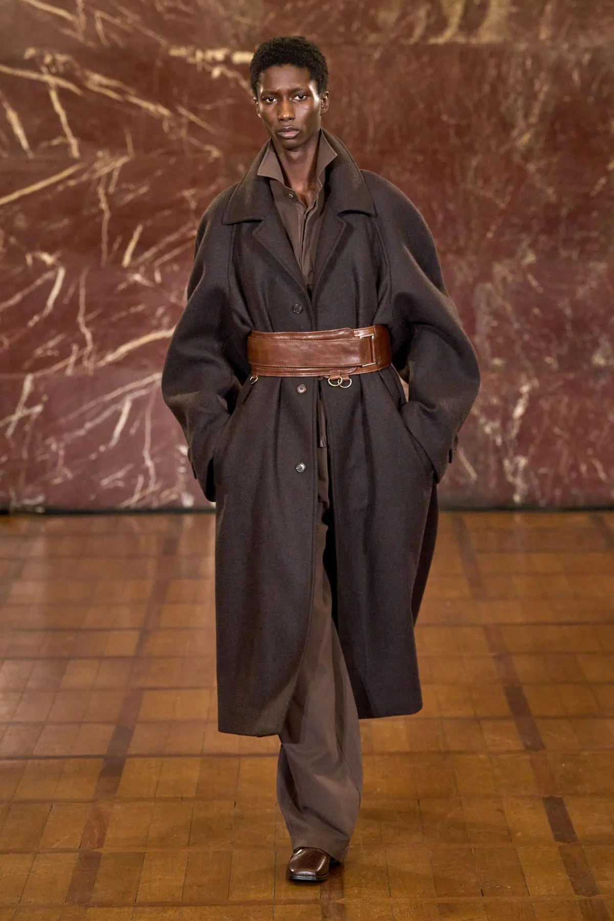 À Pitti Uomo, Hed Mayner dynamite les règles du vestiaire masculin avec sa collection automne 2026