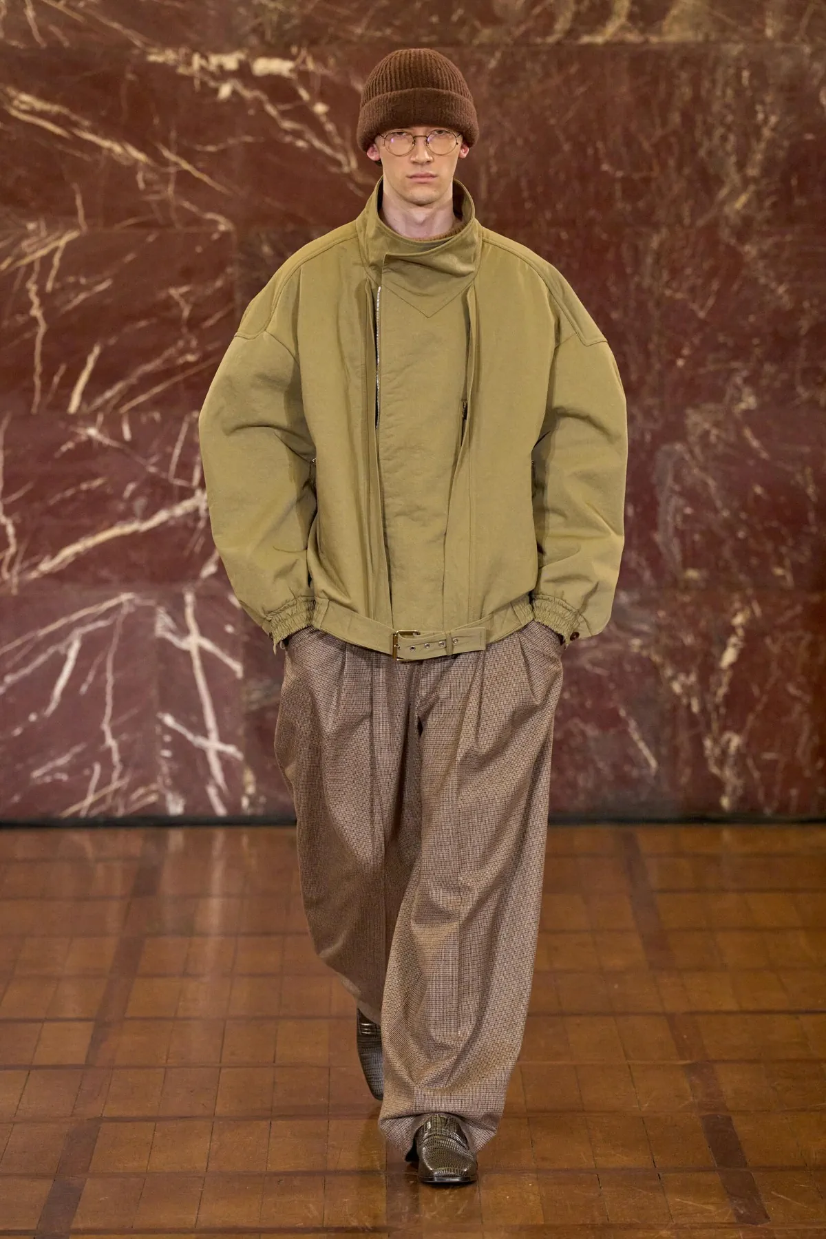 À Pitti Uomo, Hed Mayner dynamite les règles du vestiaire masculin avec sa collection automne 2026