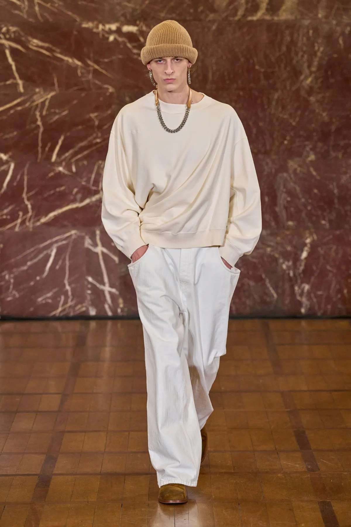 À Pitti Uomo, Hed Mayner dynamite les règles du vestiaire masculin avec sa collection automne 2026