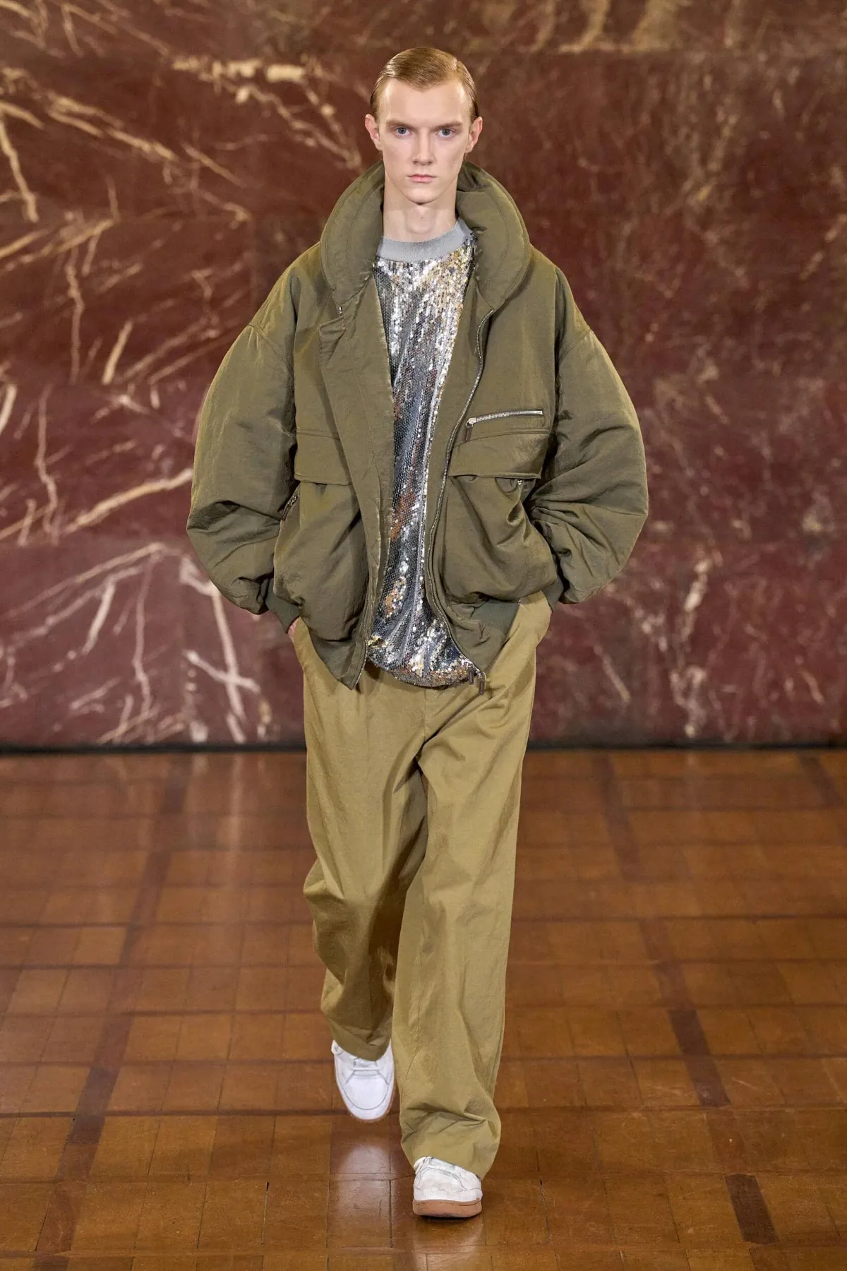 À Pitti Uomo, Hed Mayner dynamite les règles du vestiaire masculin avec sa collection automne 2026