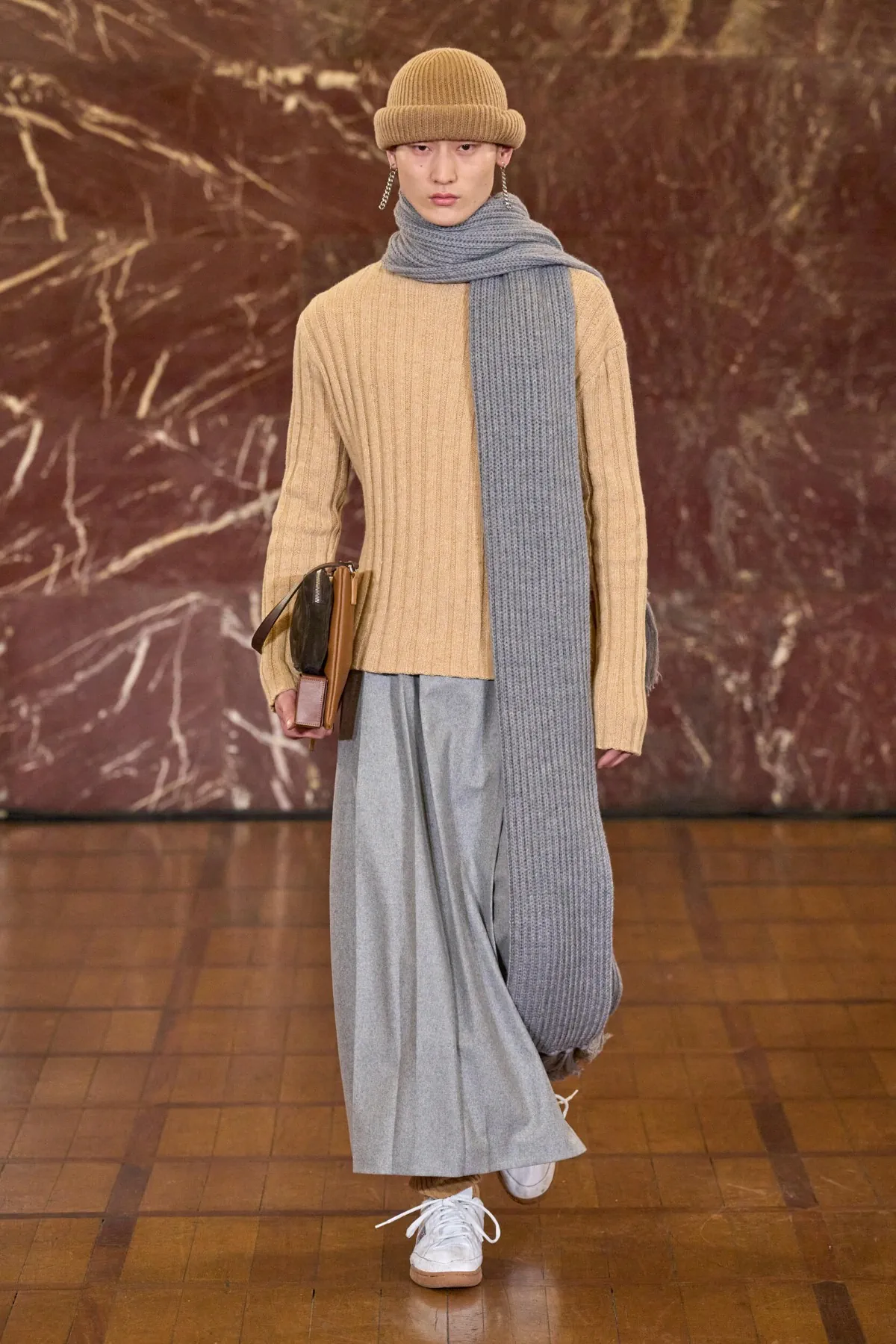 À Pitti Uomo, Hed Mayner dynamite les règles du vestiaire masculin avec sa collection automne 2026