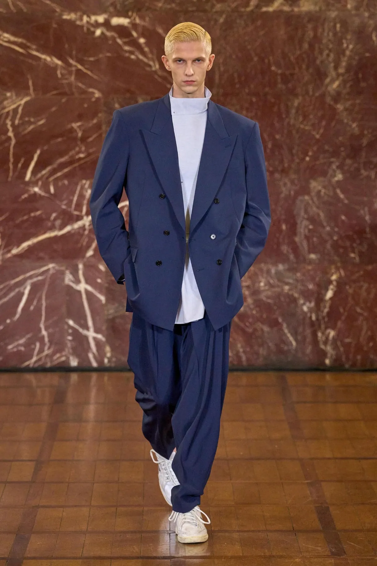 À Pitti Uomo, Hed Mayner dynamite les règles du vestiaire masculin avec sa collection automne 2026