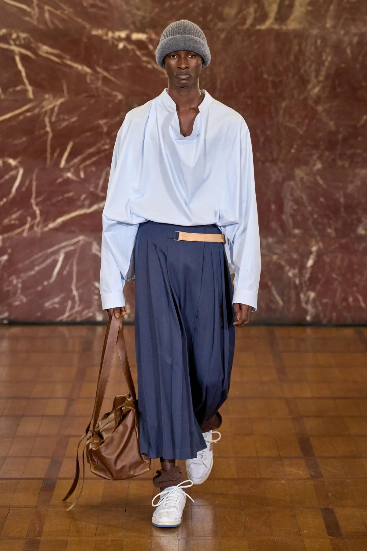 À Pitti Uomo, Hed Mayner dynamite les règles du vestiaire masculin avec sa collection automne 2026