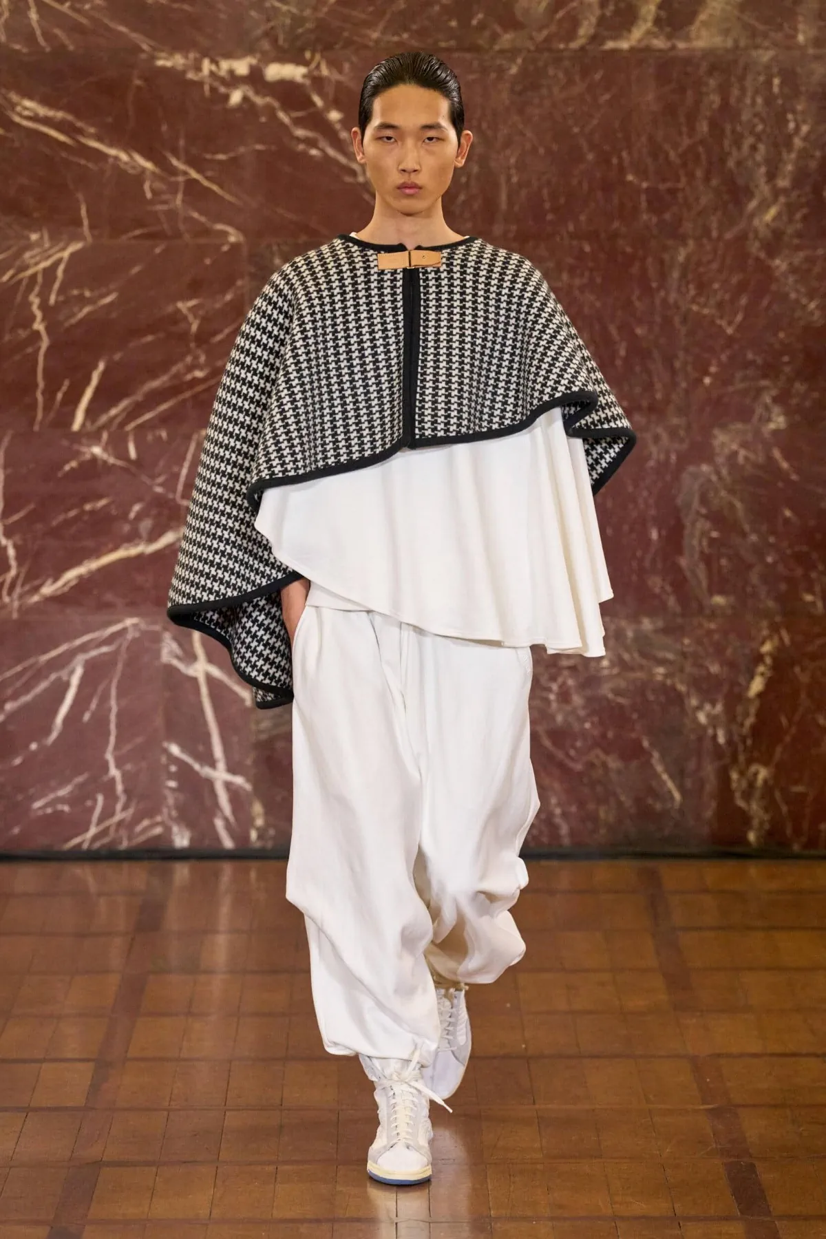 Hed Mayner Fall Winter 2026 Pitti Uomo 109 2 À Pitti Uomo, Hed Mayner dynamite les règles du vestiaire masculin avec sa collection automne 2026