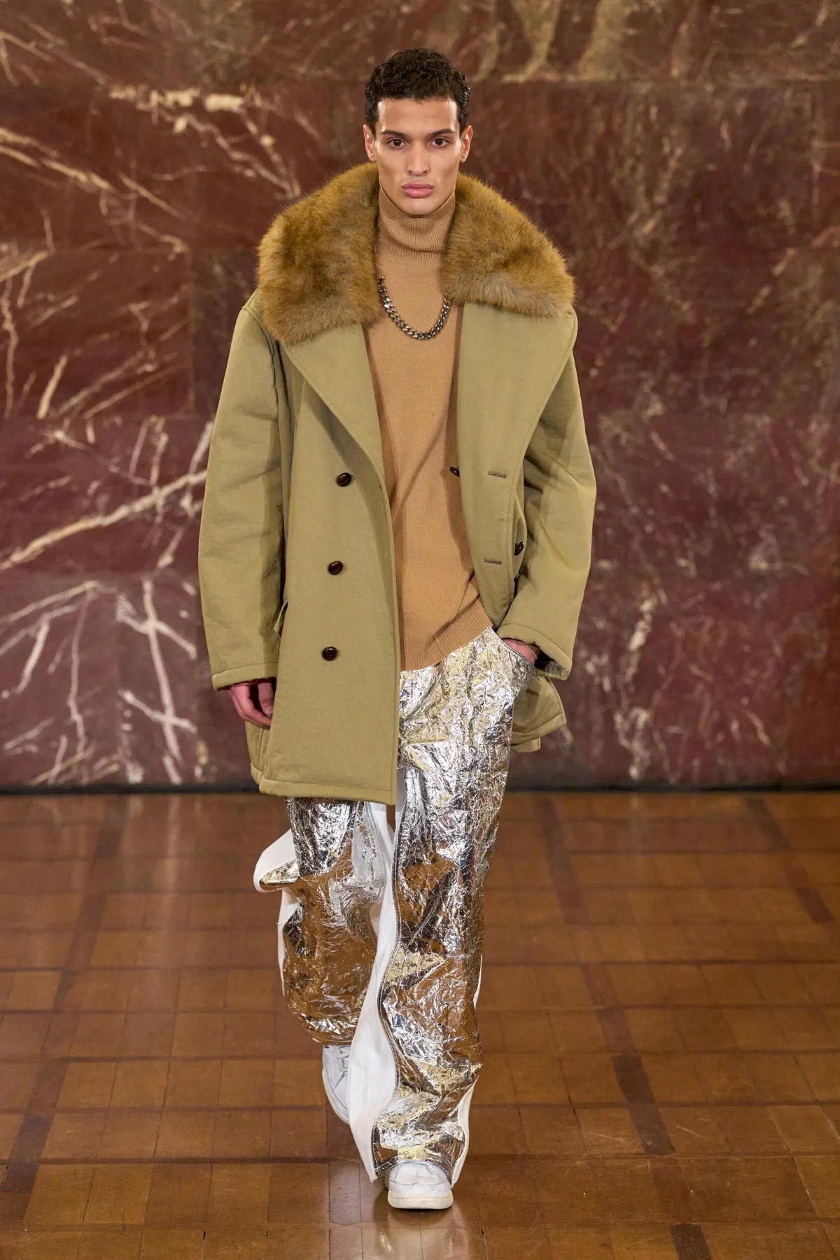 À Pitti Uomo, Hed Mayner dynamite les règles du vestiaire masculin avec sa collection automne 2026