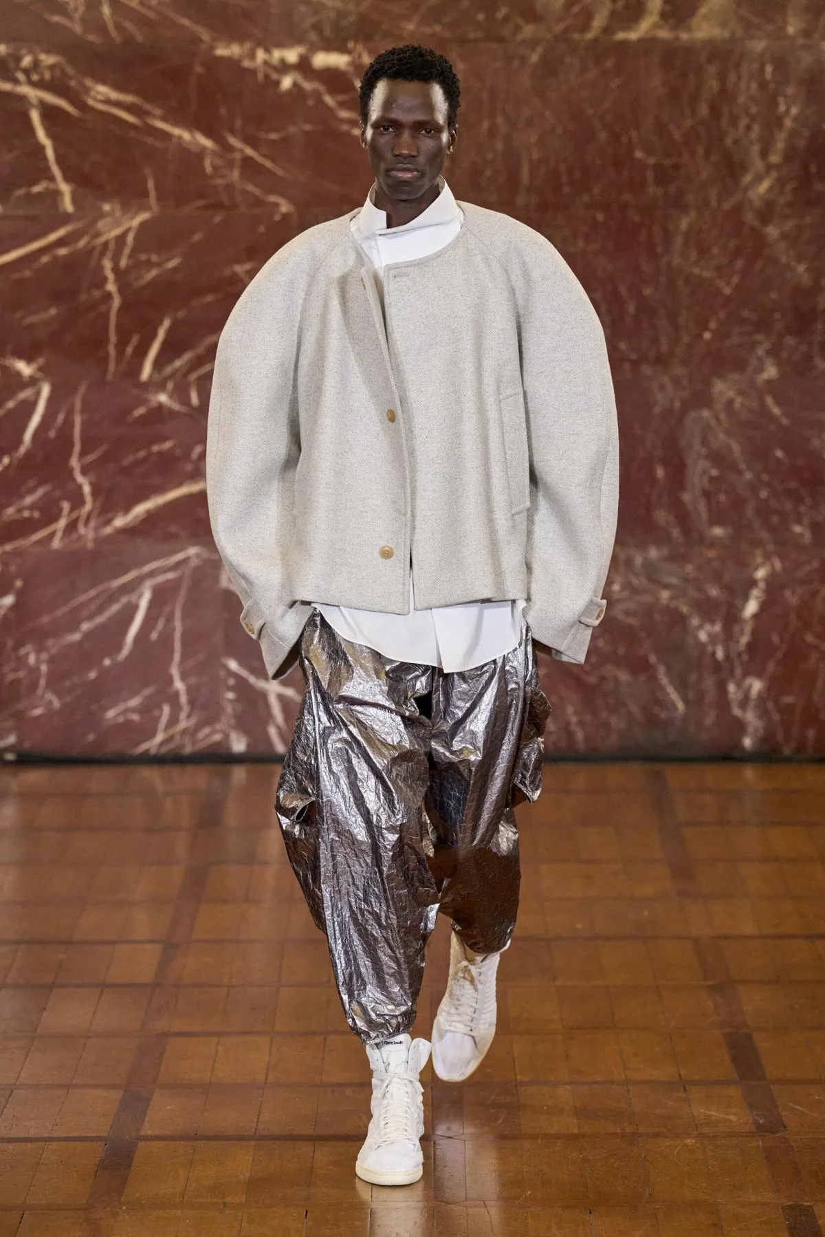 À Pitti Uomo, Hed Mayner dynamite les règles du vestiaire masculin avec sa collection automne 2026