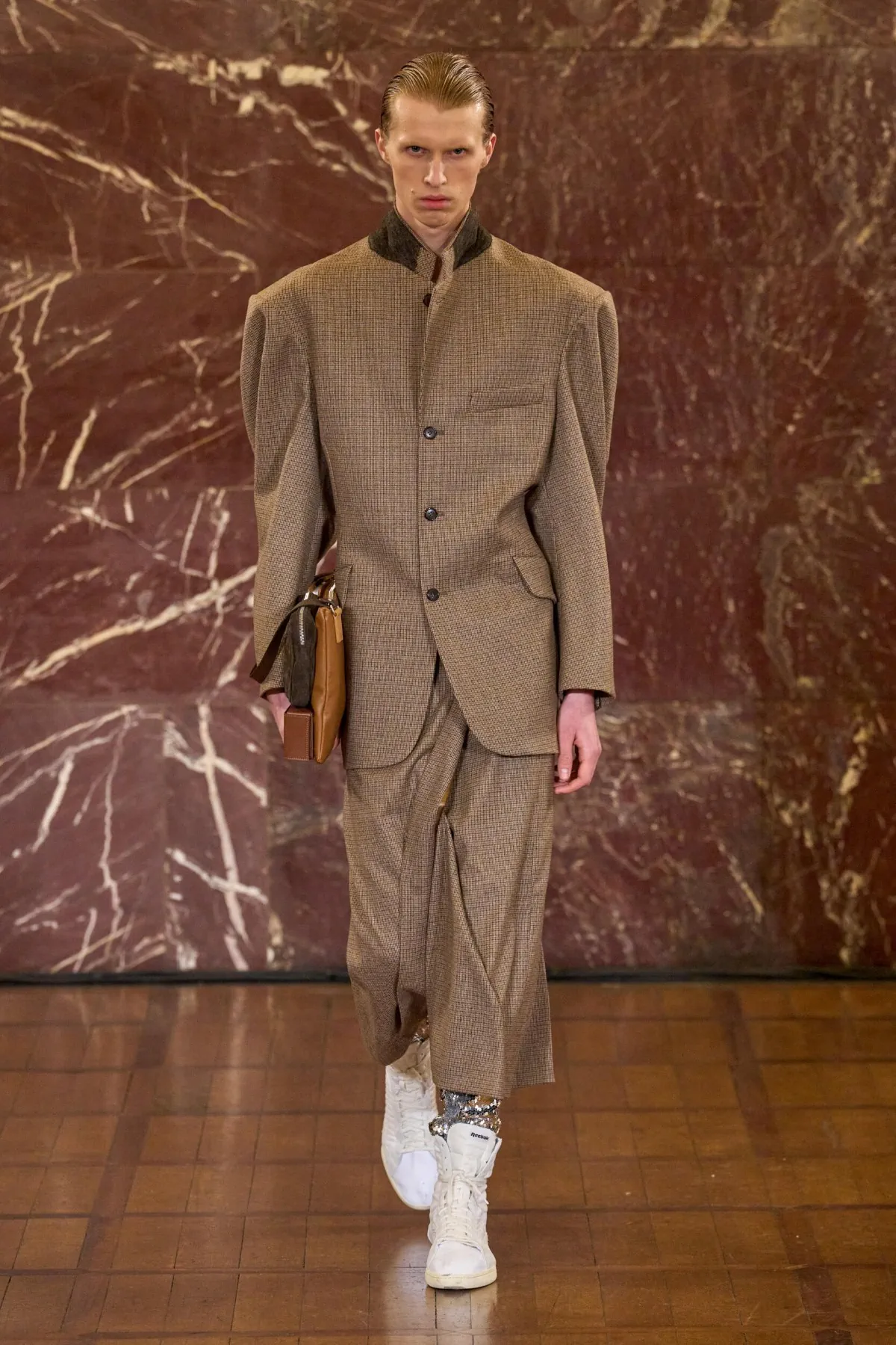 À Pitti Uomo, Hed Mayner dynamite les règles du vestiaire masculin avec sa collection automne 2026