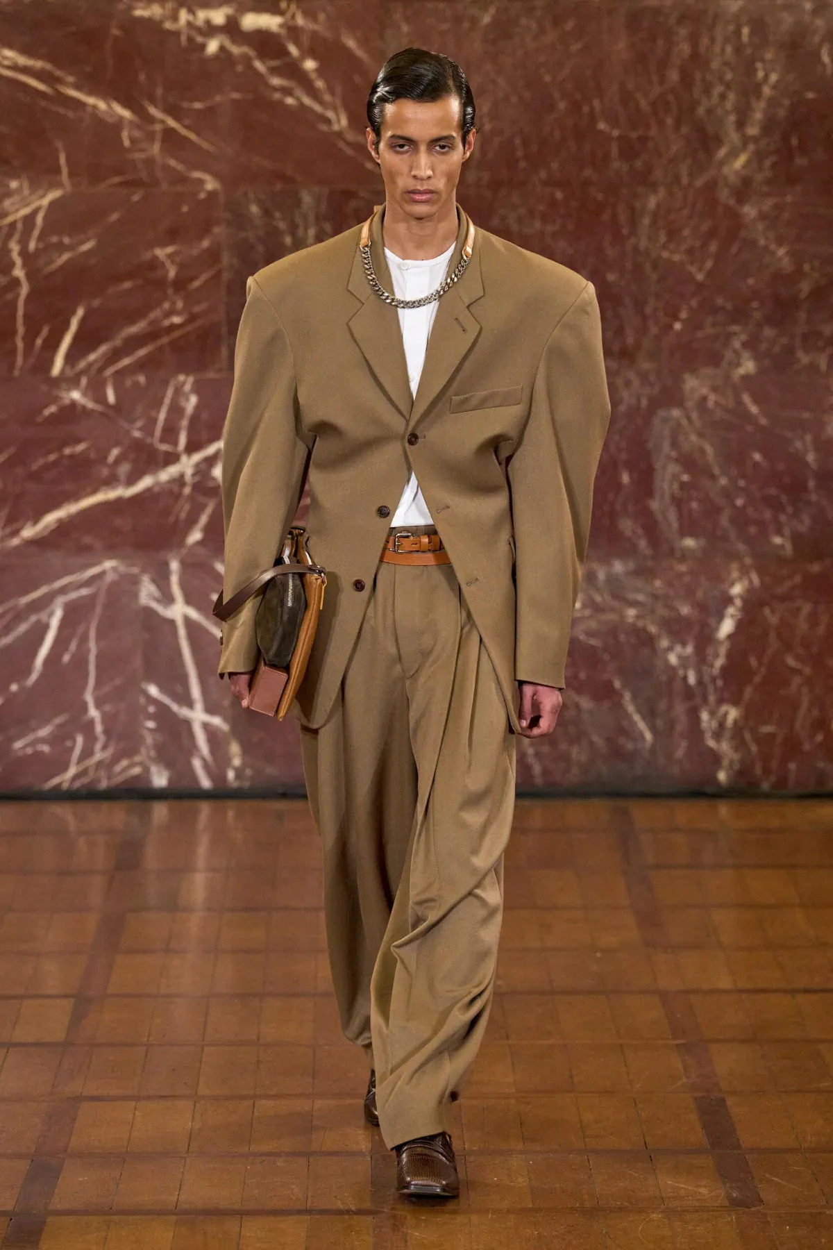 À Pitti Uomo, Hed Mayner dynamite les règles du vestiaire masculin avec sa collection automne 2026