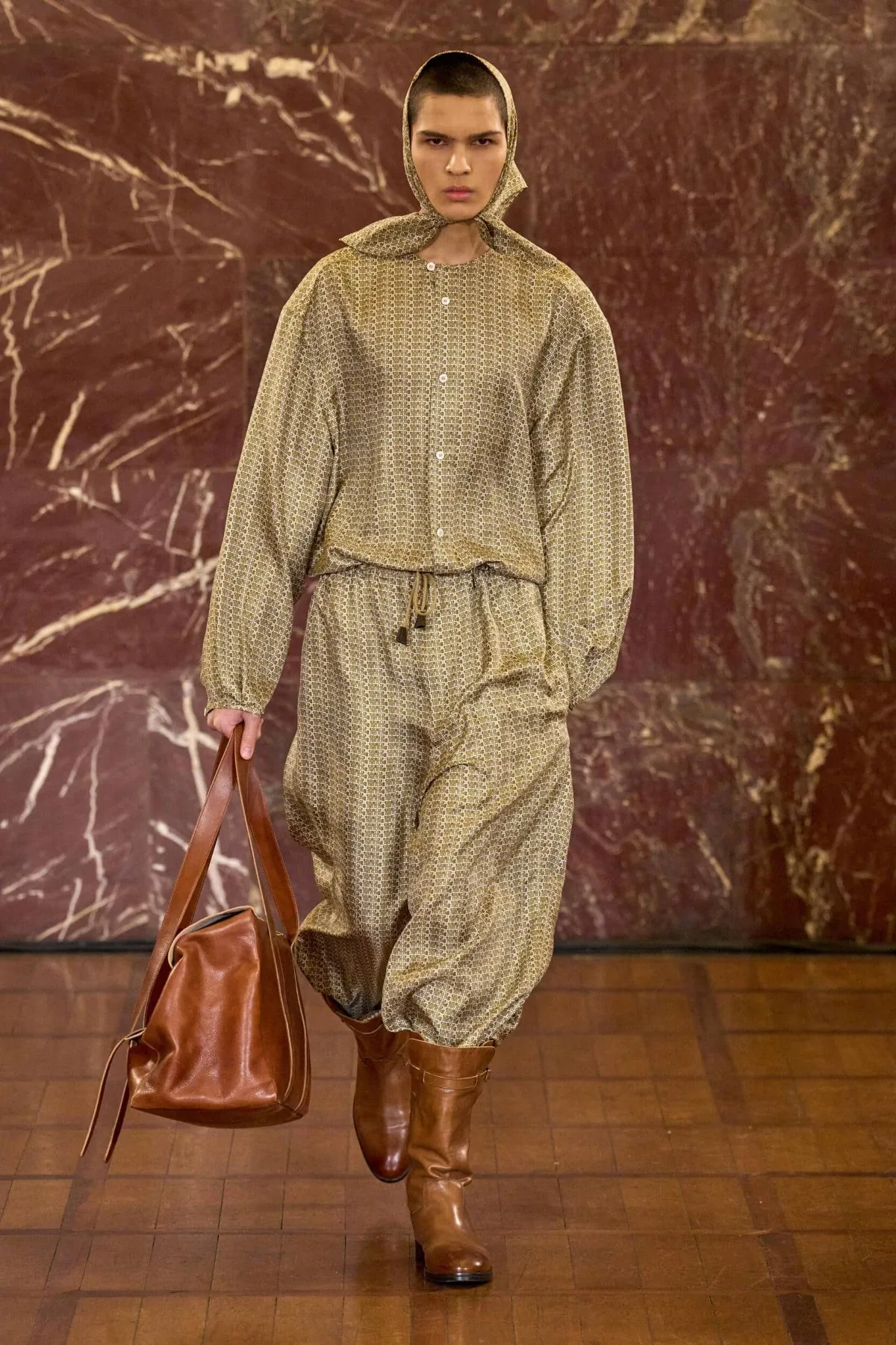 À Pitti Uomo, Hed Mayner dynamite les règles du vestiaire masculin avec sa collection automne 2026