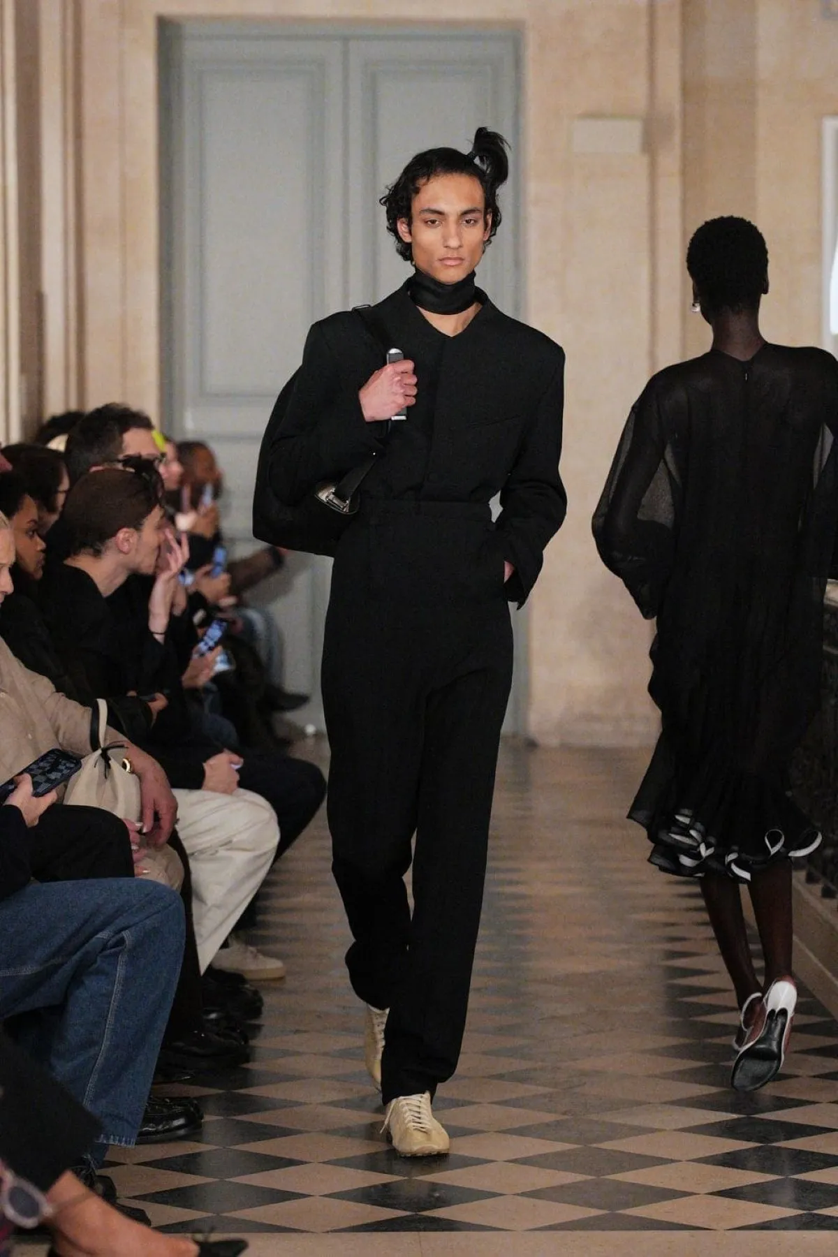 Jacquemus Fall Winter 2026 Paris Fashion Week 2 Jacquemus automne 2026 : quand le vestiaire masculin devient un terrain de jeu