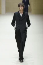 Chez PRADA, l’homme automne 2026 avance entre passé abîmé et futur incertain