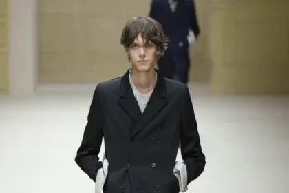 Chez PRADA, l’homme automne 2026 avance entre passé abîmé et futur incertain