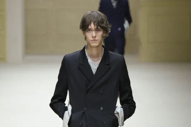 Chez PRADA, l’homme automne 2026 avance entre passé abîmé et futur incertain