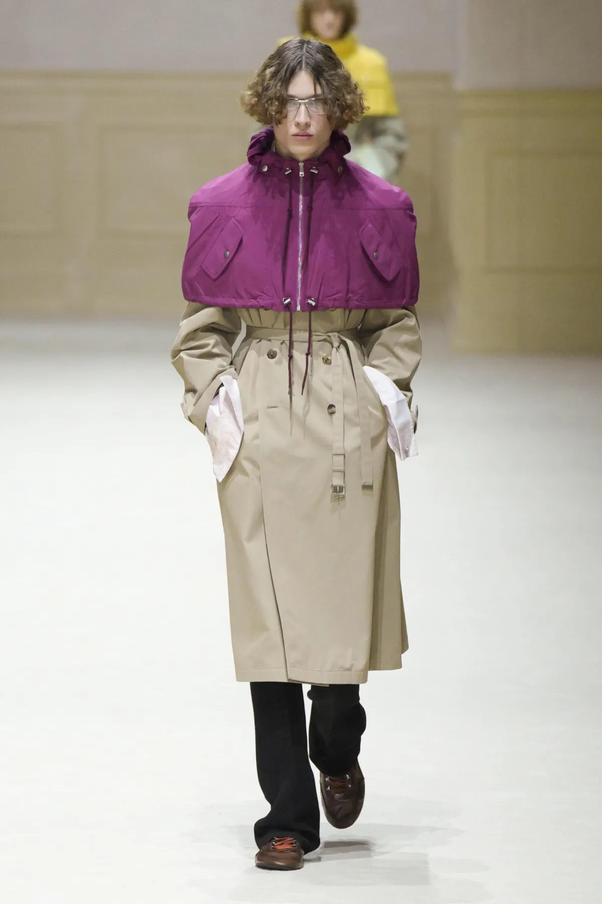 Chez PRADA, l’homme automne 2026 avance entre passé abîmé et futur incertain