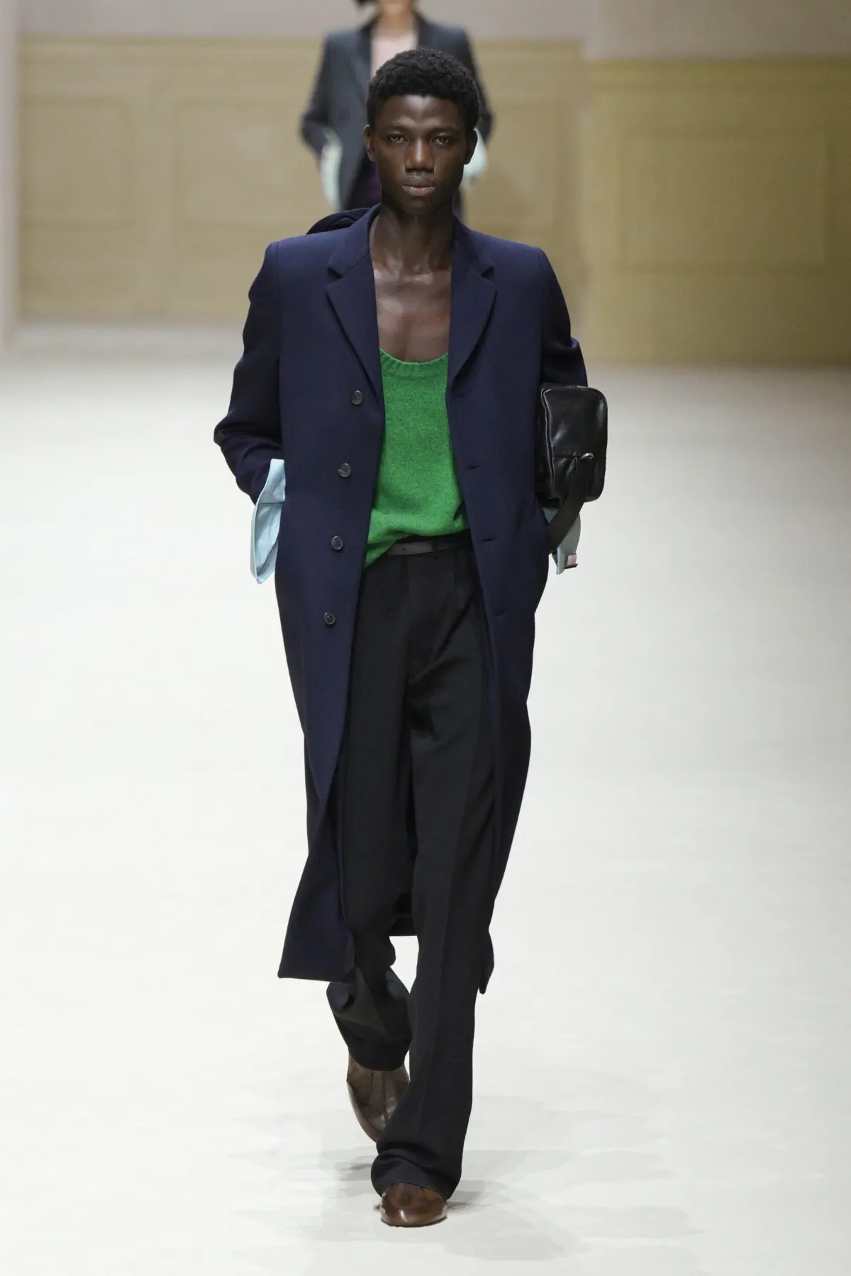 Chez PRADA, l’homme automne 2026 avance entre passé abîmé et futur incertain