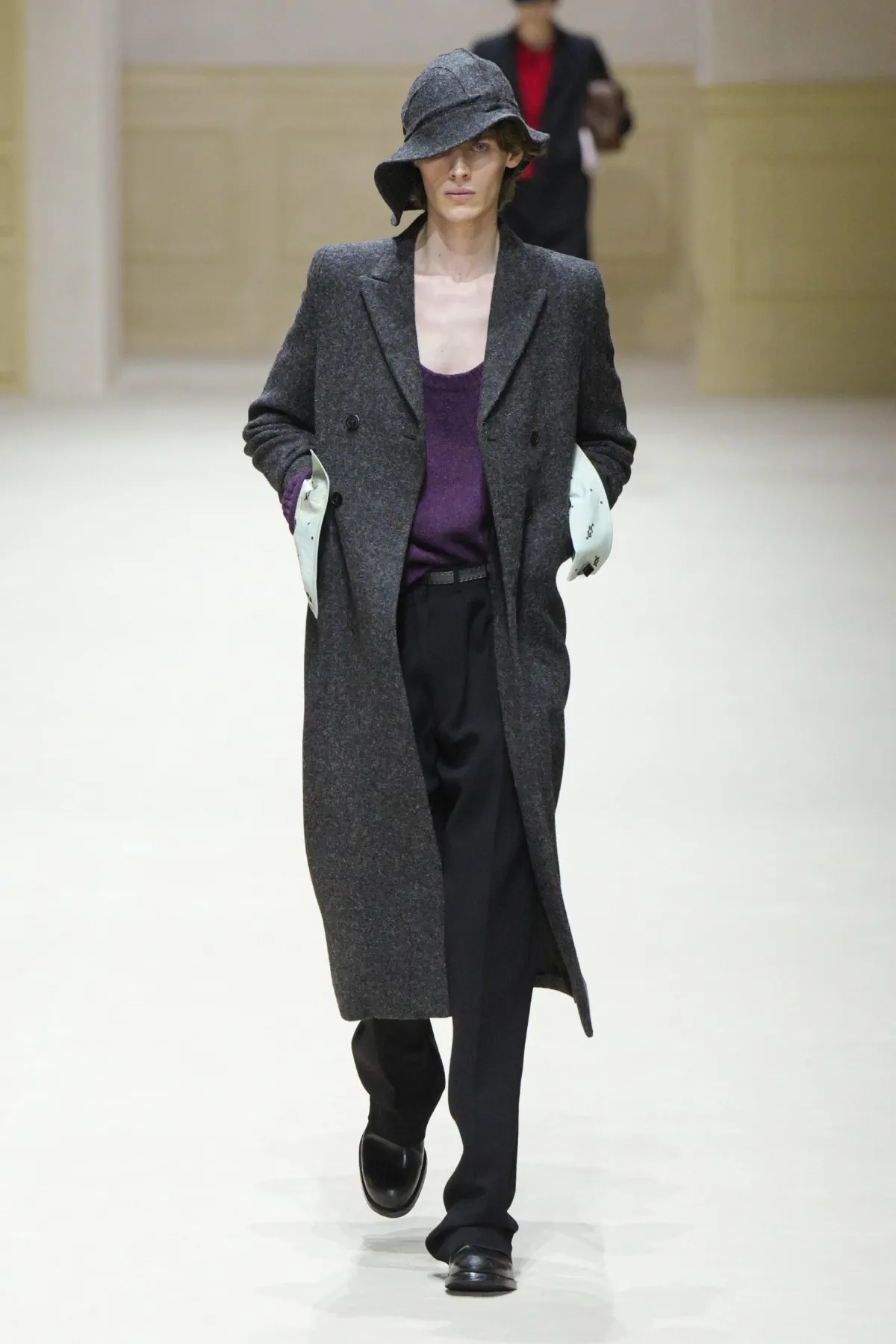 Chez PRADA, l’homme automne 2026 avance entre passé abîmé et futur incertain