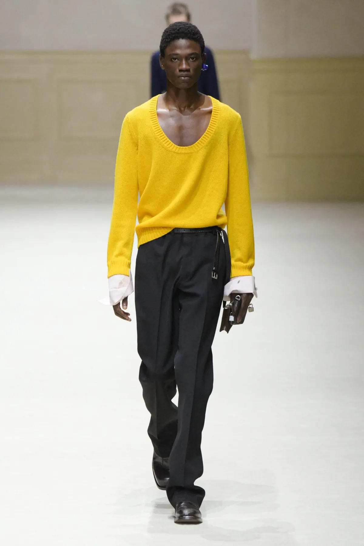 Chez PRADA, l’homme automne 2026 avance entre passé abîmé et futur incertain