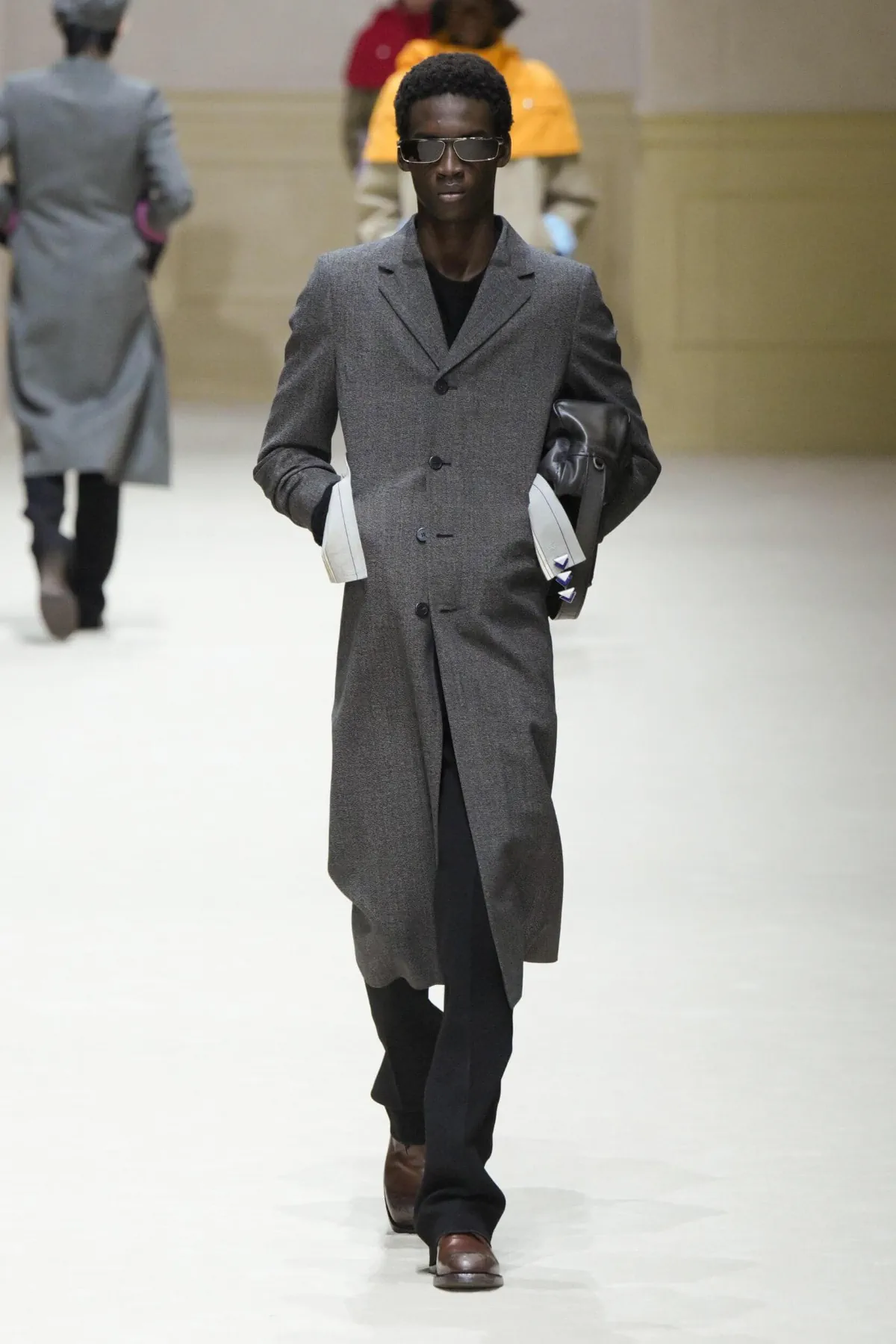 Chez PRADA, l’homme automne 2026 avance entre passé abîmé et futur incertain