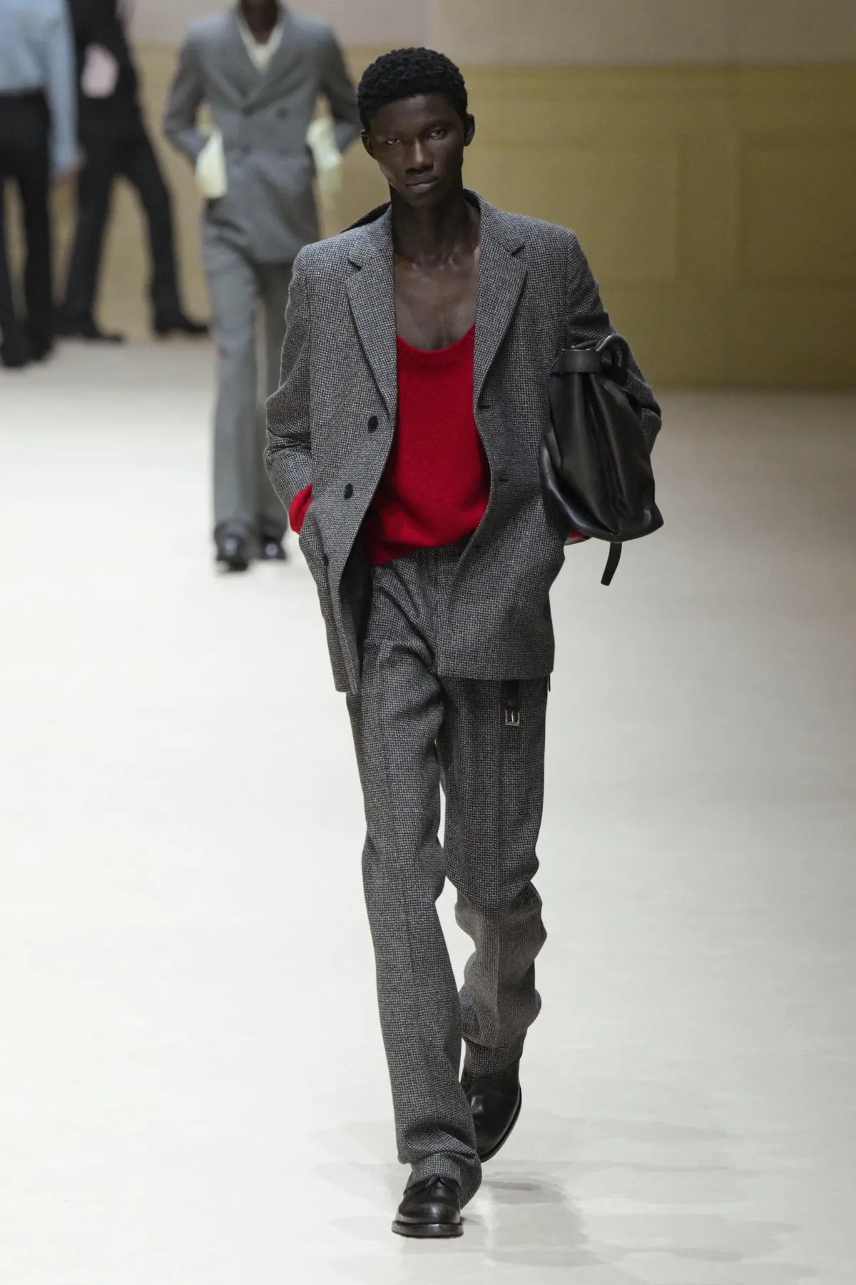 Chez PRADA, l’homme automne 2026 avance entre passé abîmé et futur incertain