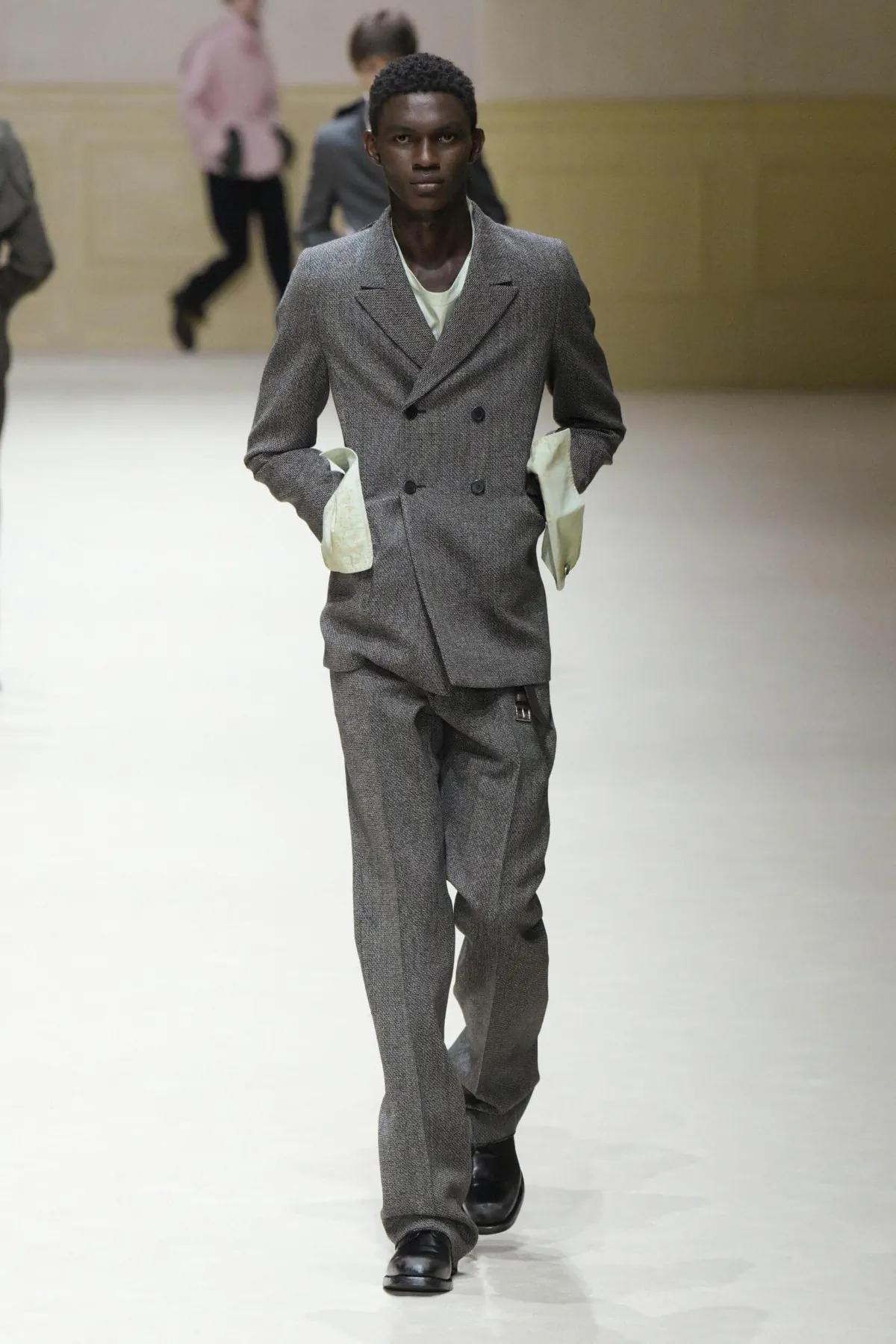 Chez PRADA, l’homme automne 2026 avance entre passé abîmé et futur incertain