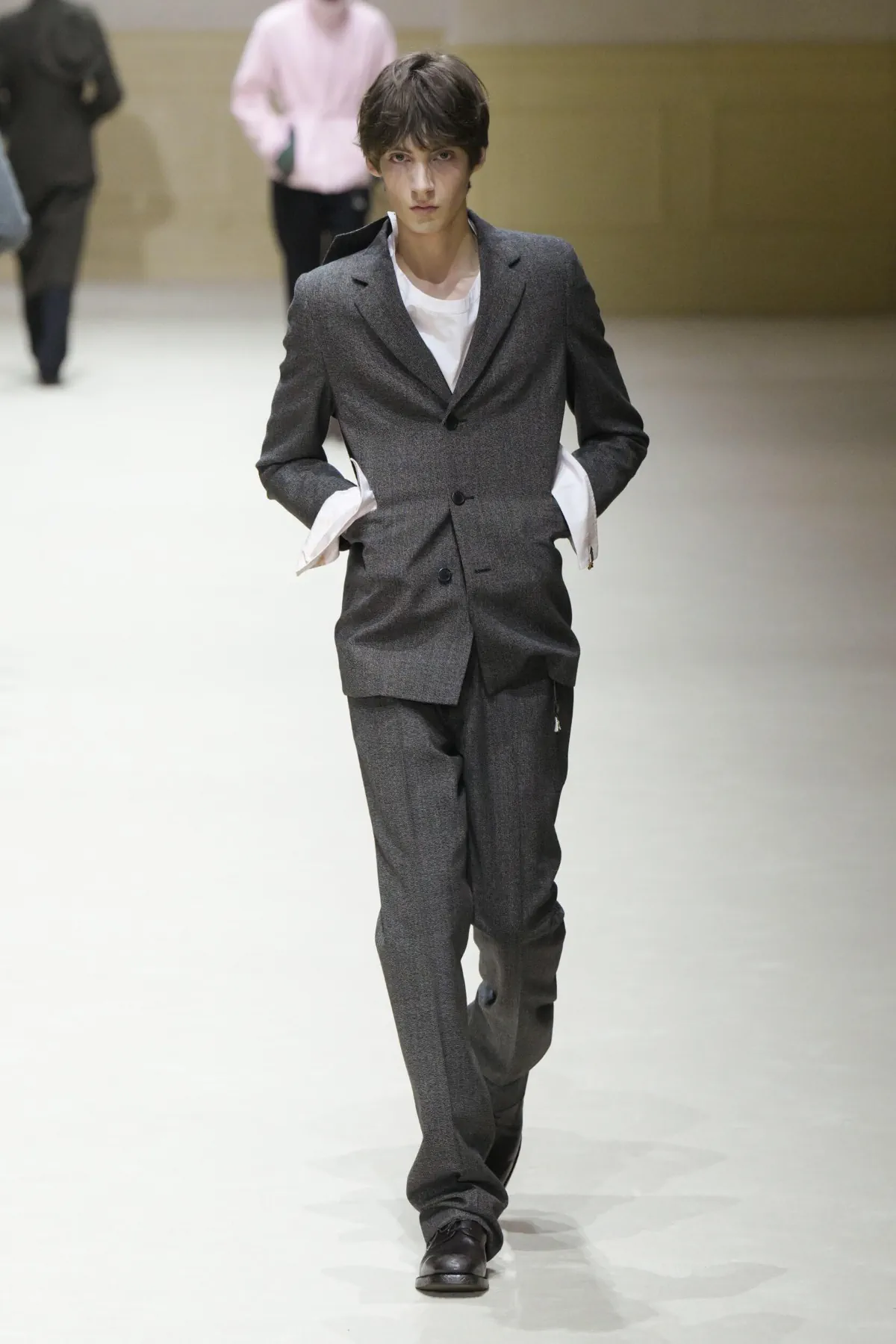 Chez PRADA, l’homme automne 2026 avance entre passé abîmé et futur incertain