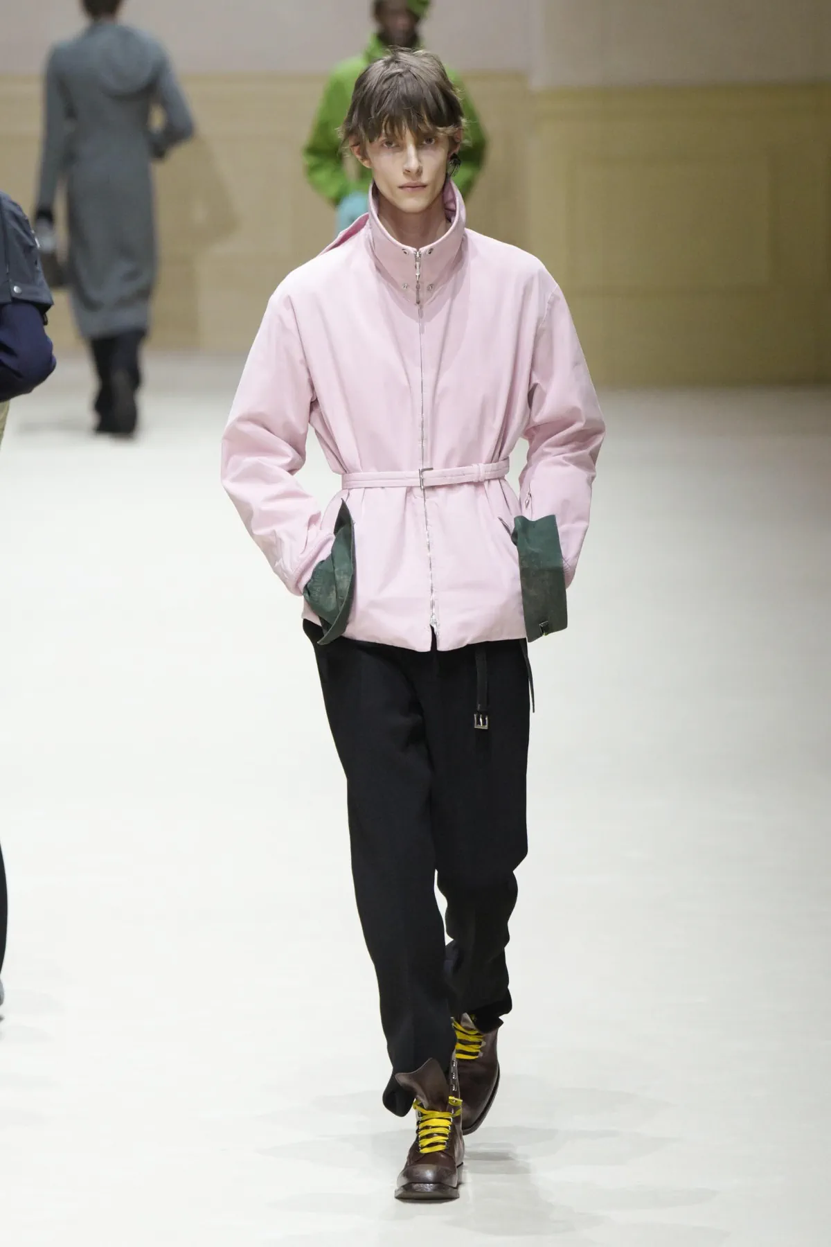 Chez PRADA, l’homme automne 2026 avance entre passé abîmé et futur incertain