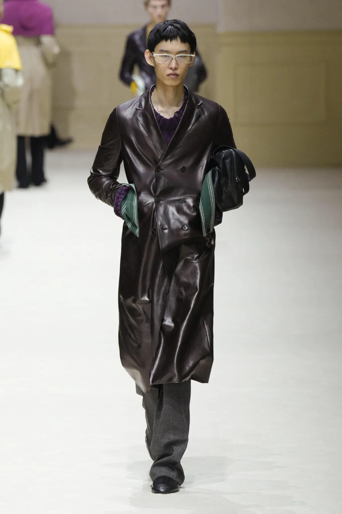 Chez PRADA, l’homme automne 2026 avance entre passé abîmé et futur incertain