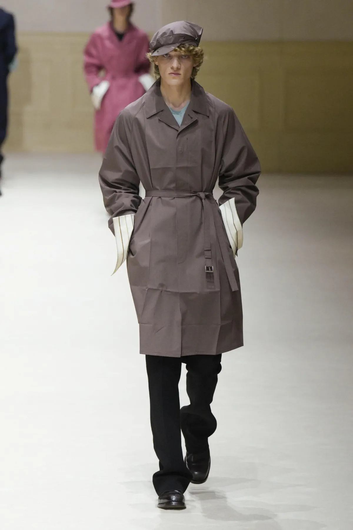 Chez PRADA, l’homme automne 2026 avance entre passé abîmé et futur incertain