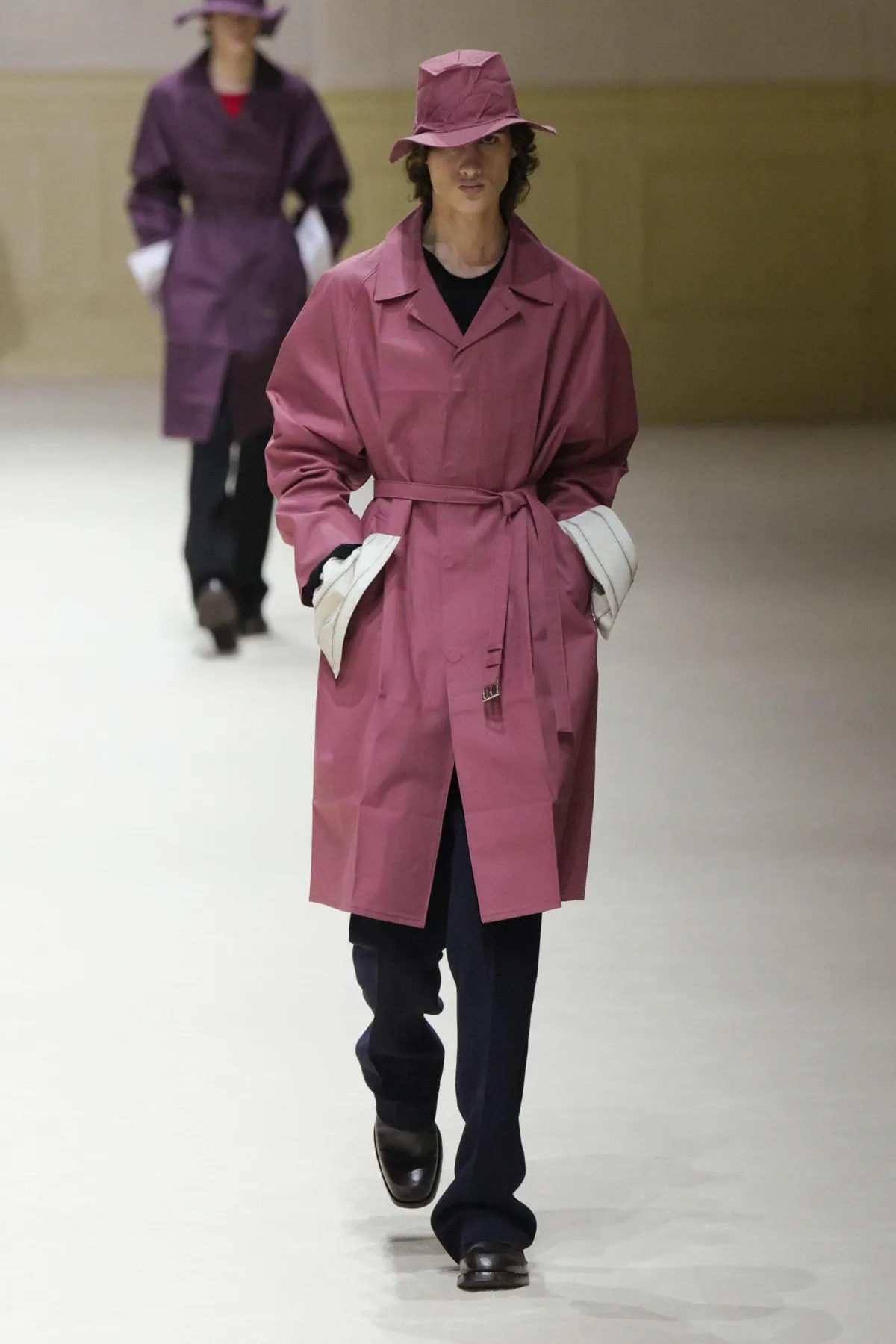 Chez PRADA, l’homme automne 2026 avance entre passé abîmé et futur incertain