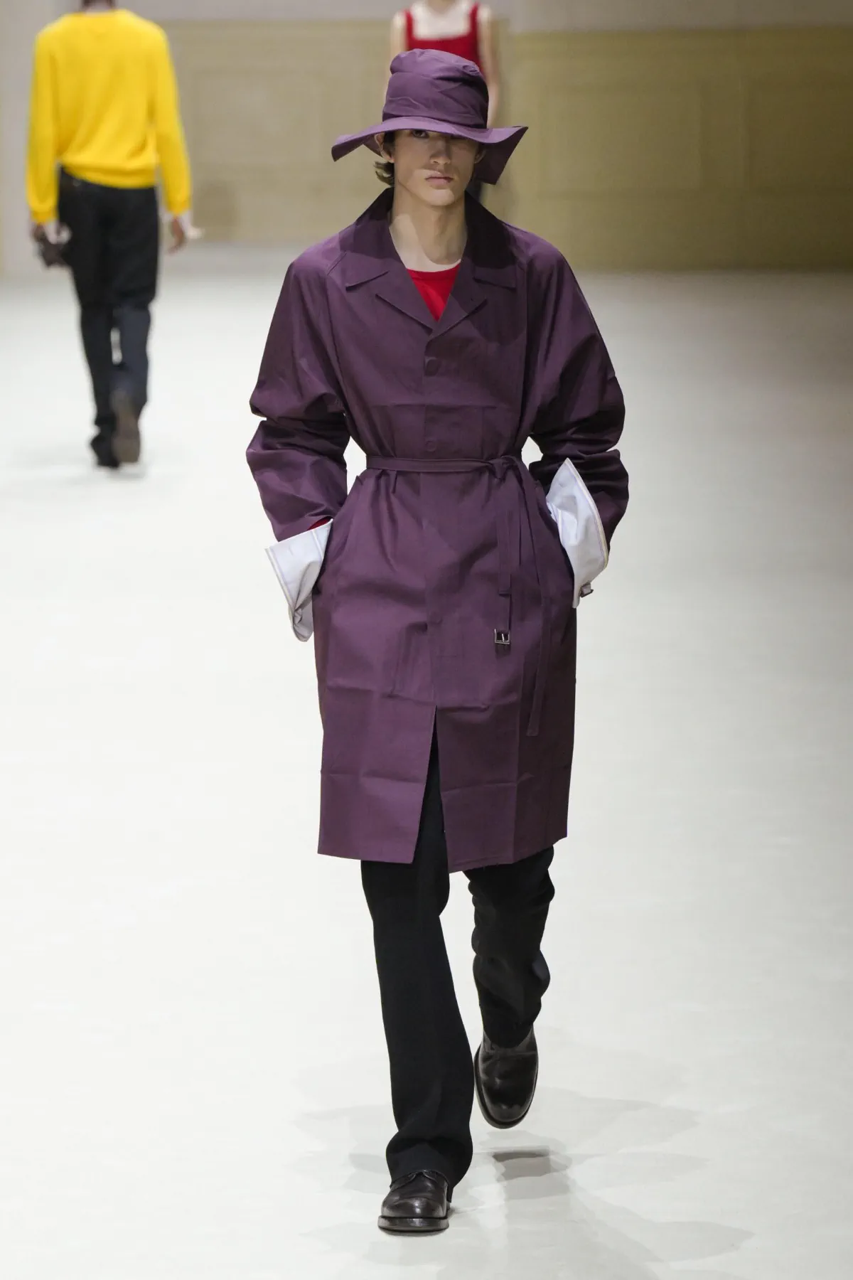 Chez PRADA, l’homme automne 2026 avance entre passé abîmé et futur incertain