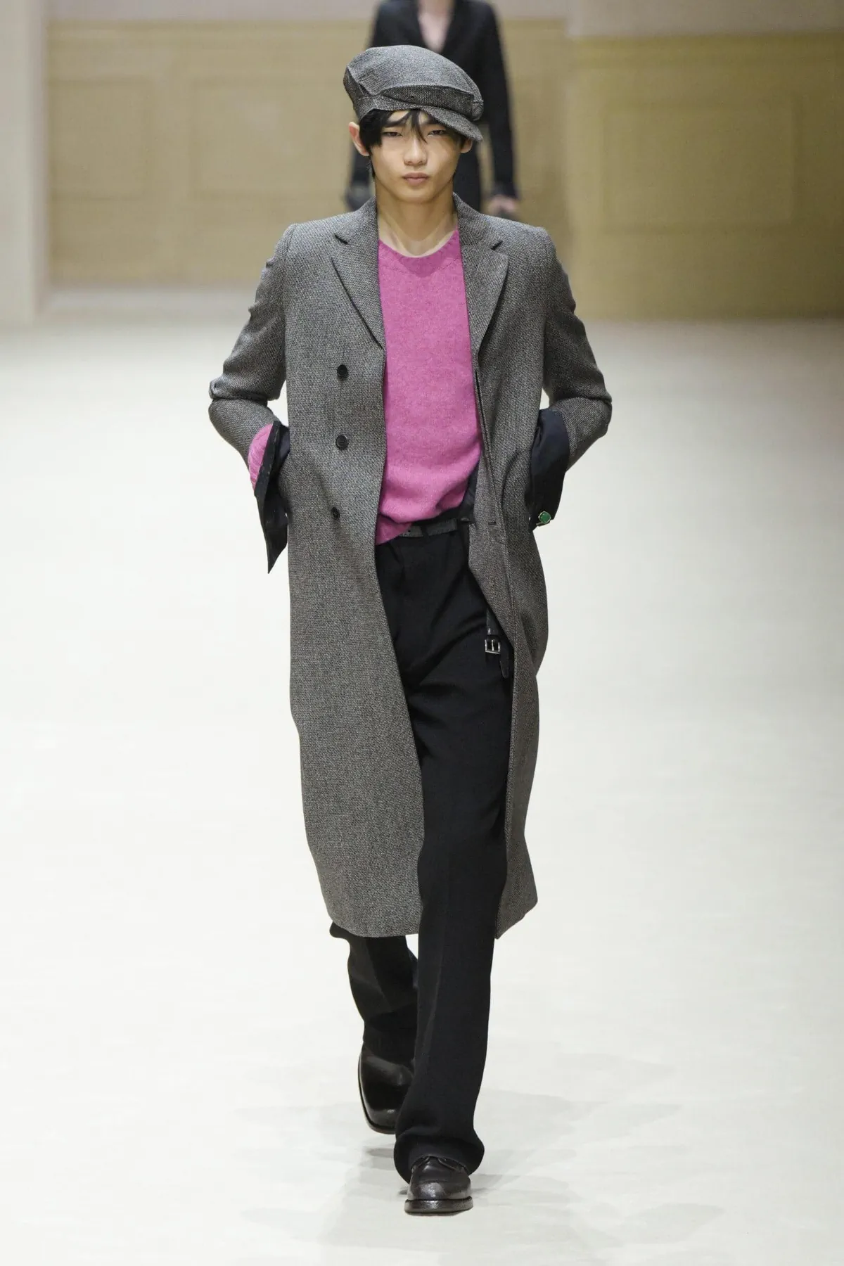 Chez PRADA, l’homme automne 2026 avance entre passé abîmé et futur incertain