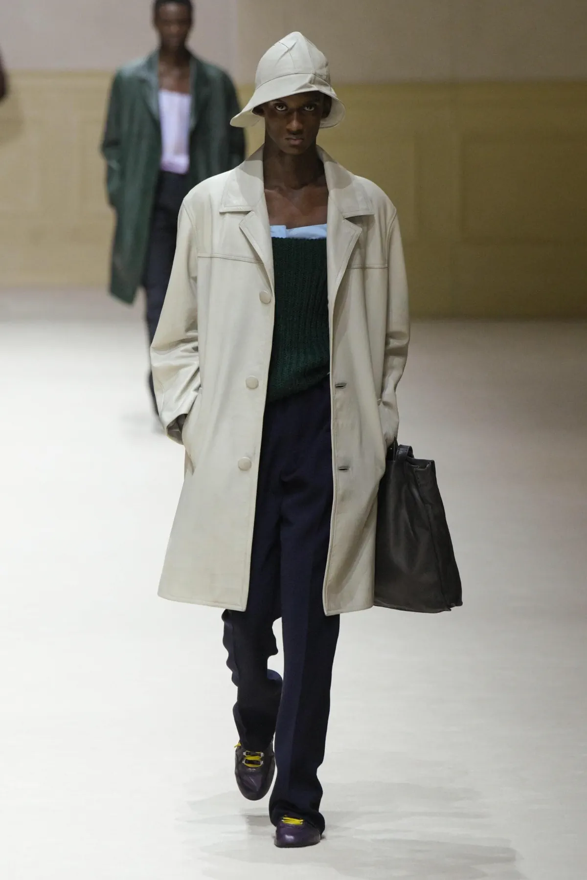 Chez PRADA, l’homme automne 2026 avance entre passé abîmé et futur incertain