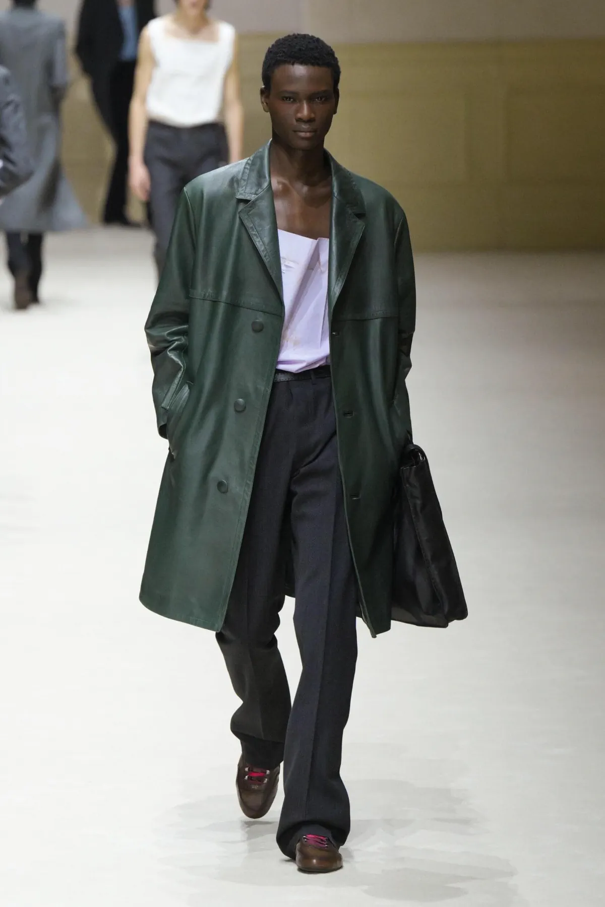 Chez PRADA, l’homme automne 2026 avance entre passé abîmé et futur incertain