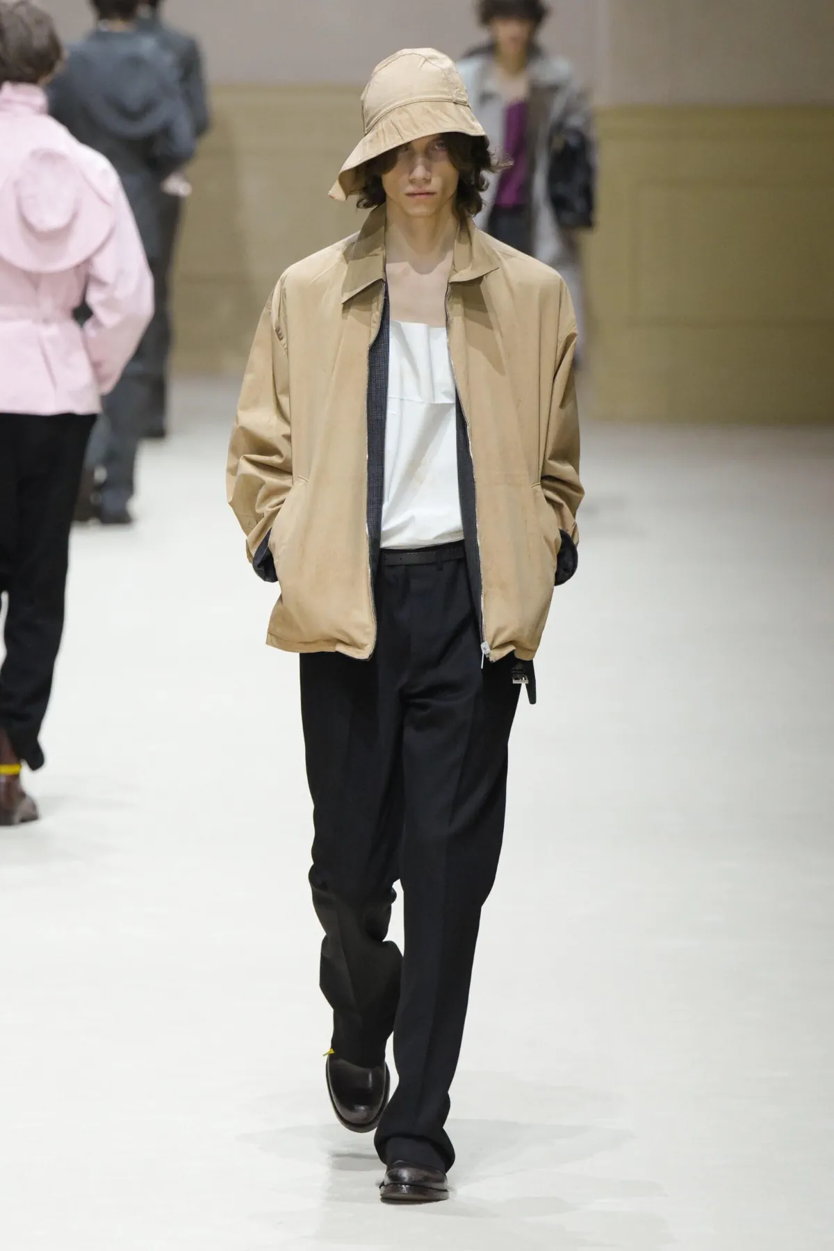 Chez PRADA, l’homme automne 2026 avance entre passé abîmé et futur incertain