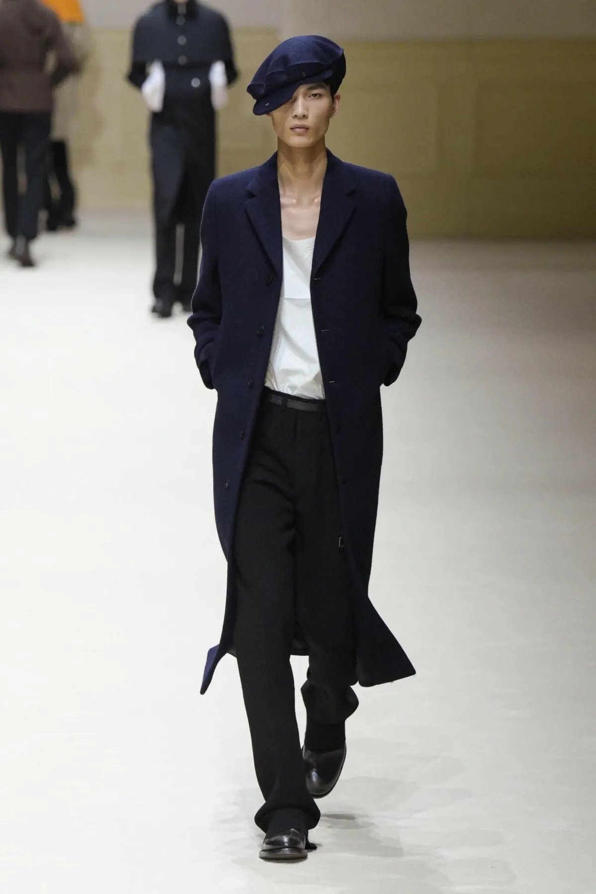 Chez PRADA, l’homme automne 2026 avance entre passé abîmé et futur incertain