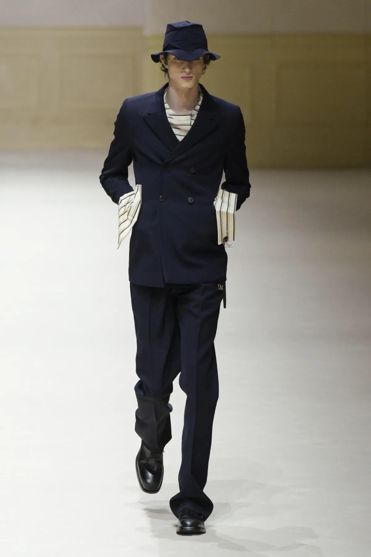 Chez PRADA, l’homme automne 2026 avance entre passé abîmé et futur incertain