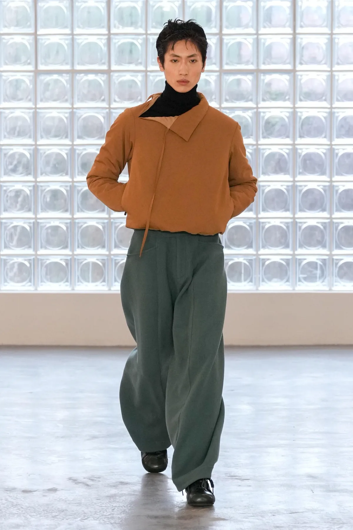 À Milan, PRONOUNCE atteint sa maturité avec une collection automne 2026 architecturale