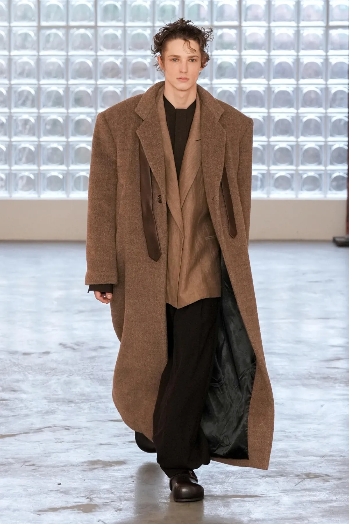 À Milan, PRONOUNCE atteint sa maturité avec une collection automne 2026 architecturale