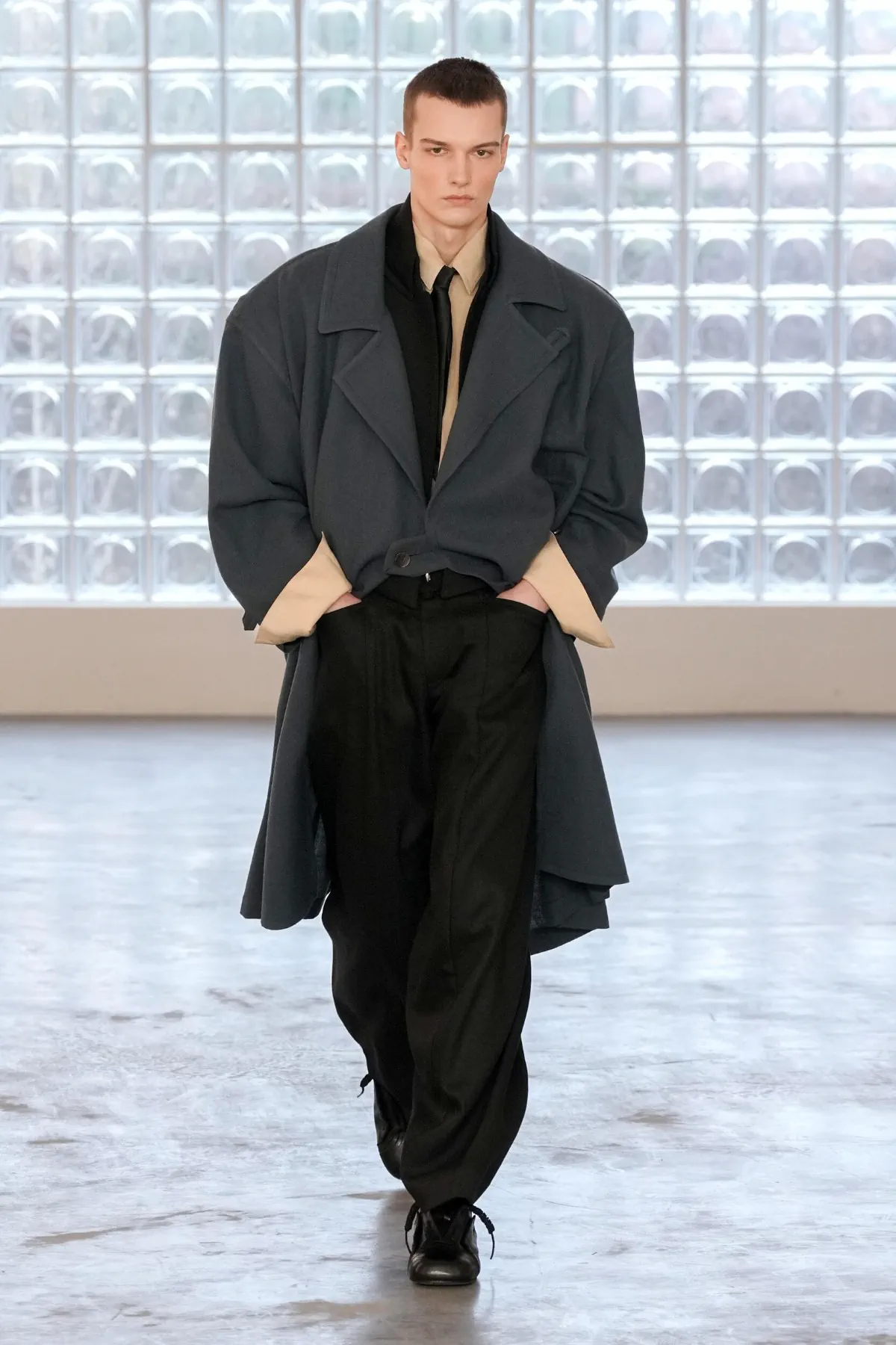 À Milan, PRONOUNCE atteint sa maturité avec une collection automne 2026 architecturale