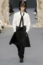 sacai automne 2026 : Chitose Abe brise les codes du vestiaire masculin