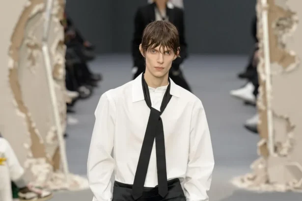 sacai automne 2026 : Chitose Abe brise les codes du vestiaire masculin