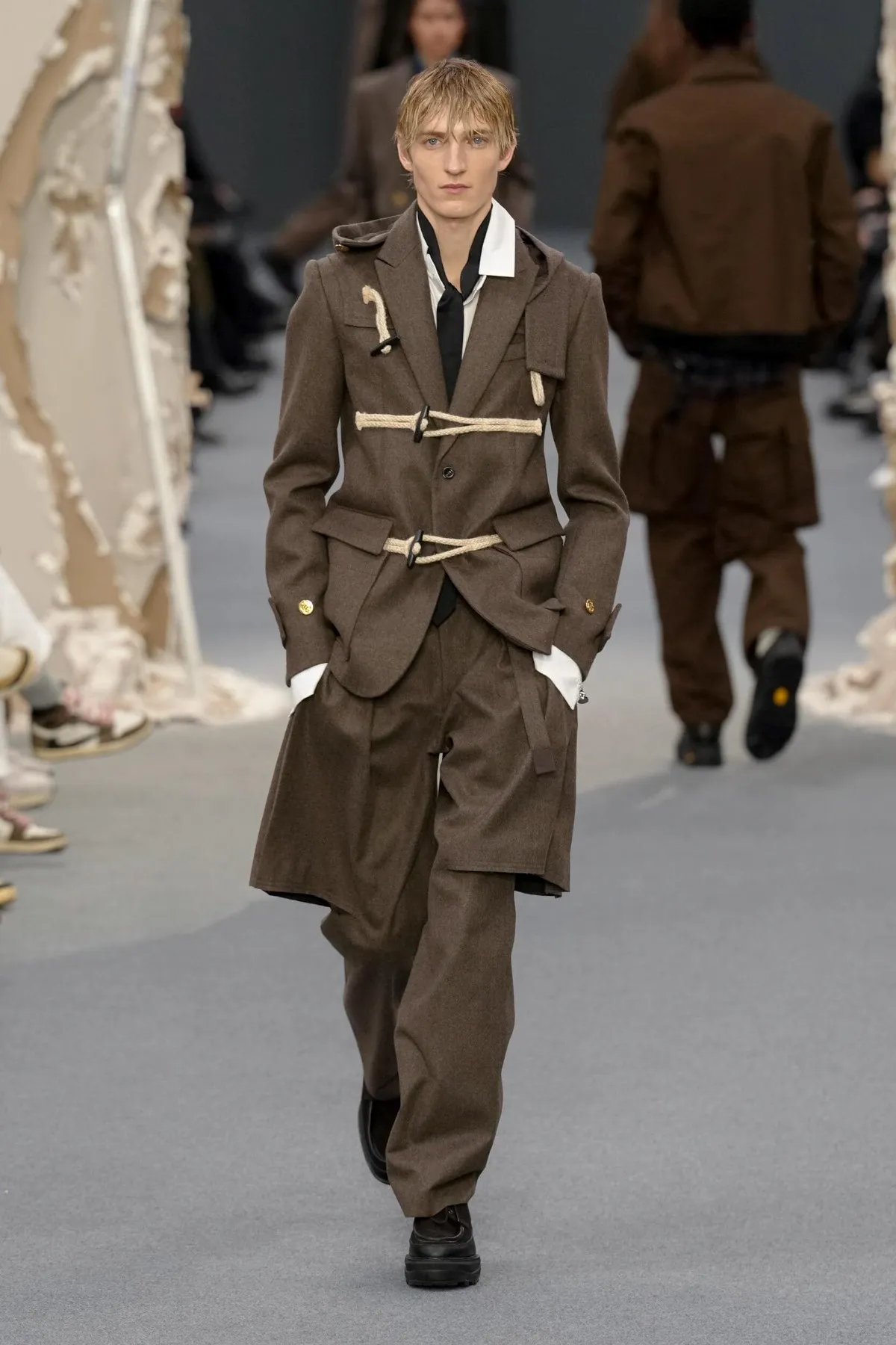 sacai automne 2026 : Chitose Abe brise les codes du vestiaire masculin