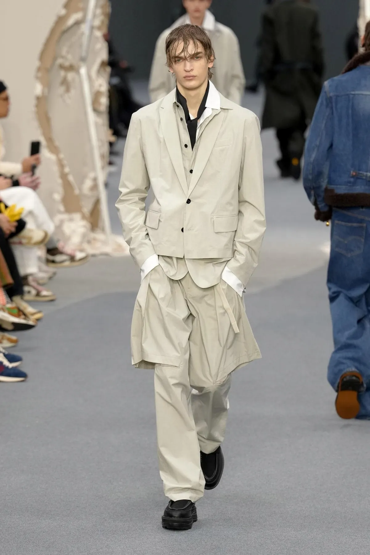 sacai automne 2026 : Chitose Abe brise les codes du vestiaire masculin