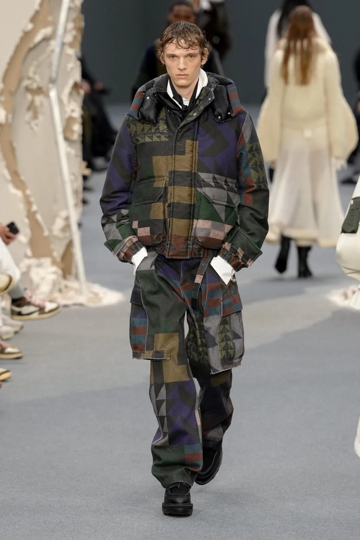 sacai automne 2026 : Chitose Abe brise les codes du vestiaire masculin