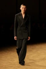 SAINT LAURENT automne 2026 homme : Anthony Vaccarello explore la masculinité en clair-obscur