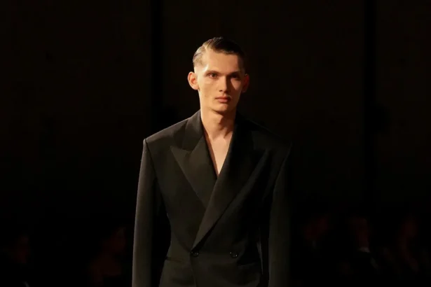 SAINT LAURENT automne 2026 homme : Anthony Vaccarello explore la masculinité en clair-obscur