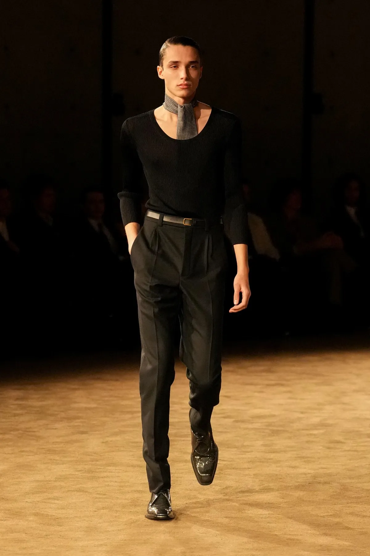 SAINT LAURENT automne 2026 homme : Anthony Vaccarello explore la masculinité en clair-obscur
