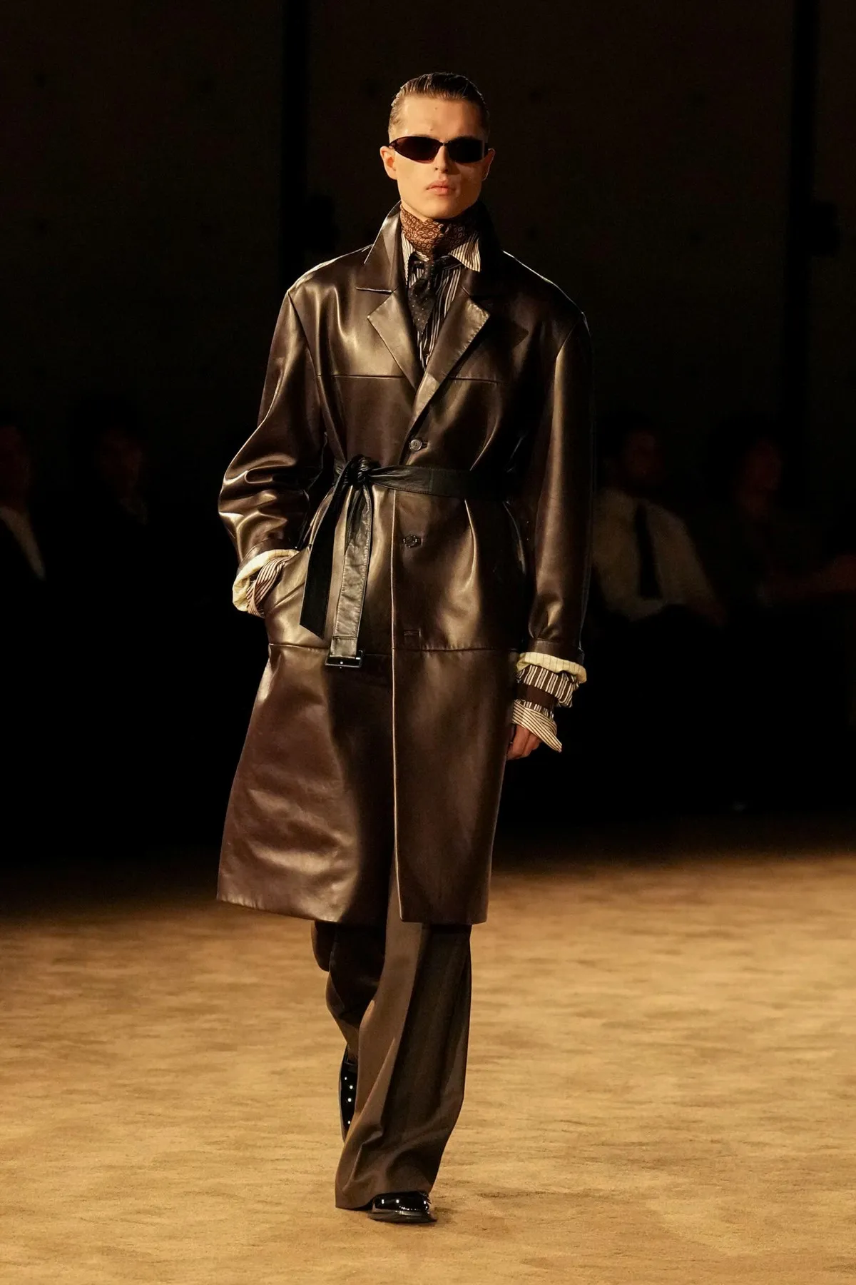 SAINT LAURENT automne 2026 homme : Anthony Vaccarello explore la masculinité en clair-obscur