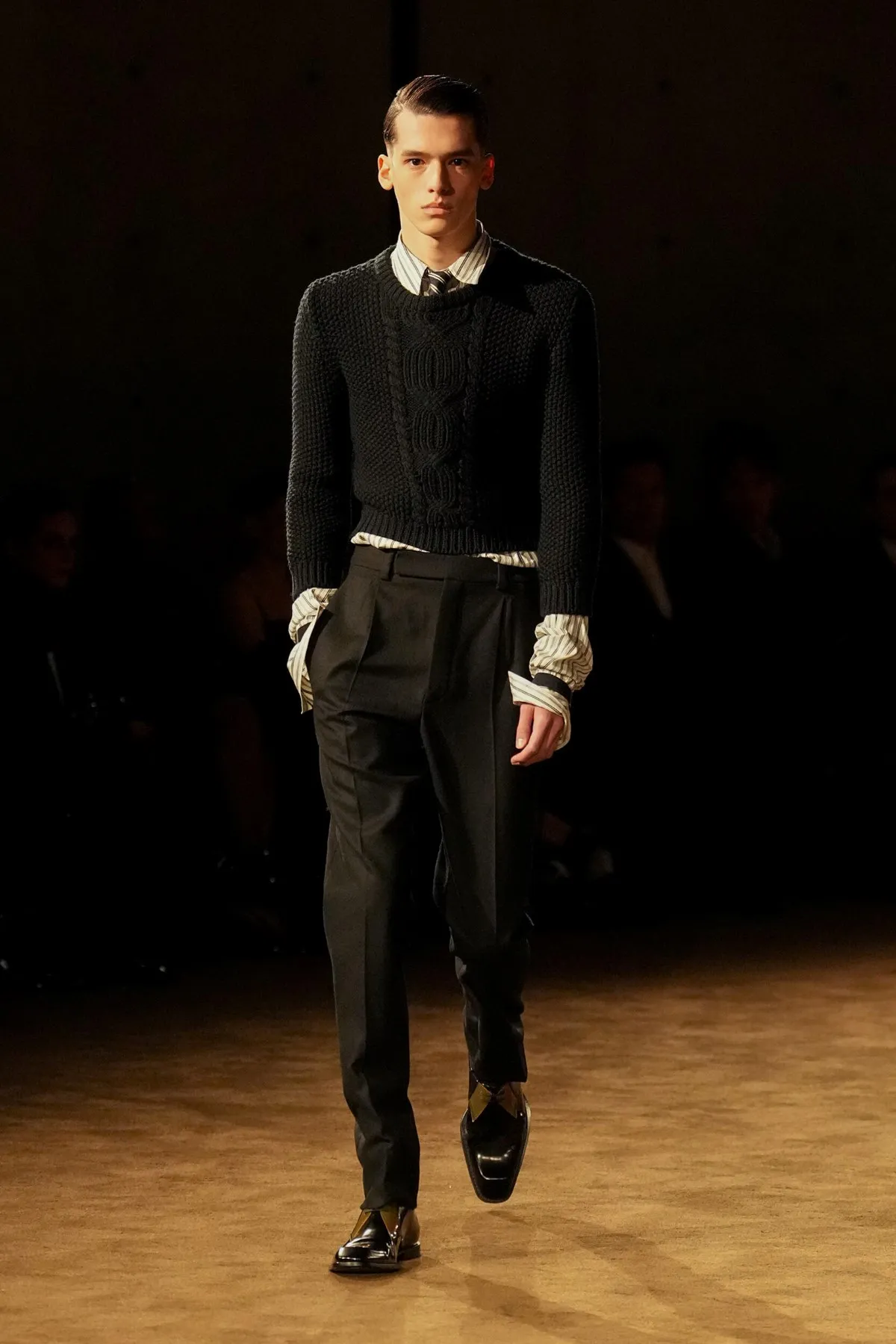 SAINT LAURENT automne 2026 homme : Anthony Vaccarello explore la masculinité en clair-obscur