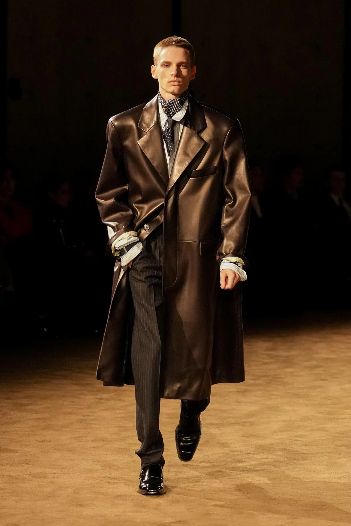 SAINT LAURENT automne 2026 homme : Anthony Vaccarello explore la masculinité en clair-obscur